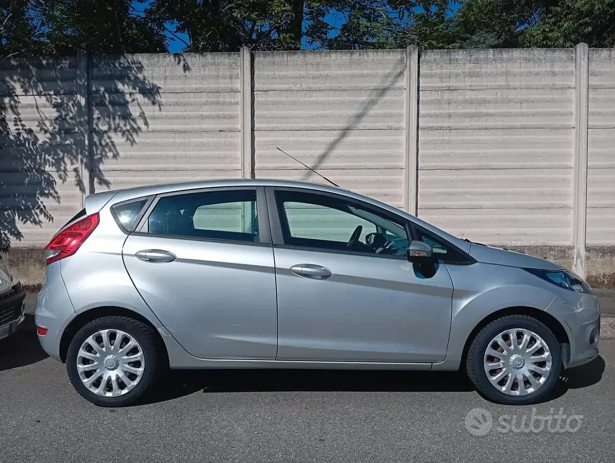 Usata Ford Fiesta 60 CV (44 kW) 2011 Grigio Berlina