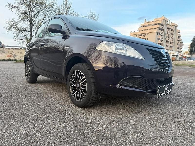 Usata Lancia Ypsilon Gold 85 CV (62 kW) 2014 Viola Utilitaria