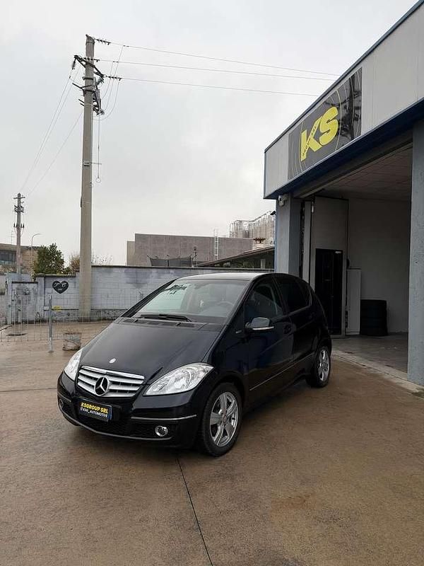 Nero Usata 2010 Mercedes A180 Avantgarde Due volumi | 4300 € (Buon prezzo) - Immagine 1/4