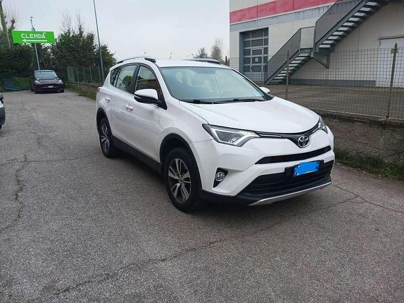 Second-hand Toyota RAV4 Active 143 CP (105 kW) 2016 Alb SUV