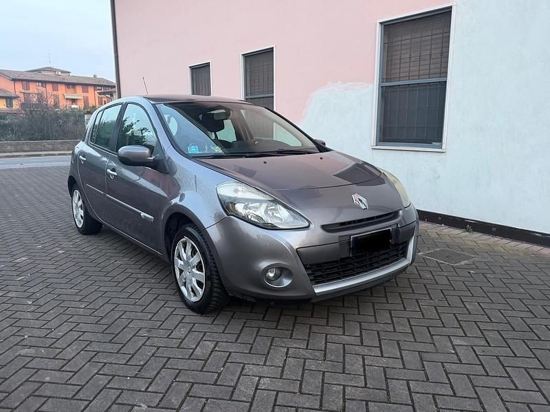 Usata Renault Clio II Dynamique 75 CV (55 kW) 2010 Grigio Berlina