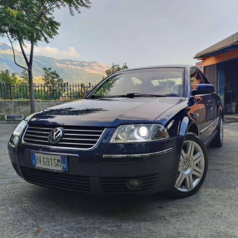 Blu/azzurro Usata 2002 VW Passat Highline Tre volumi | 2800 € (Buon prezzo) - Immagine 1/4