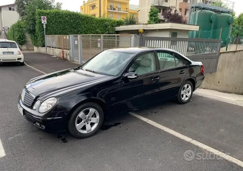 Nero Usata 2005 Mercedes E200 Tre volumi | 16.000 € - Immagine 1/4