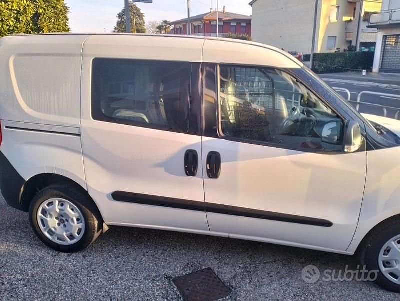Usata Fiat Doblò Business 105 CV (77 kW) 2021 Bianco pastello Monovolume