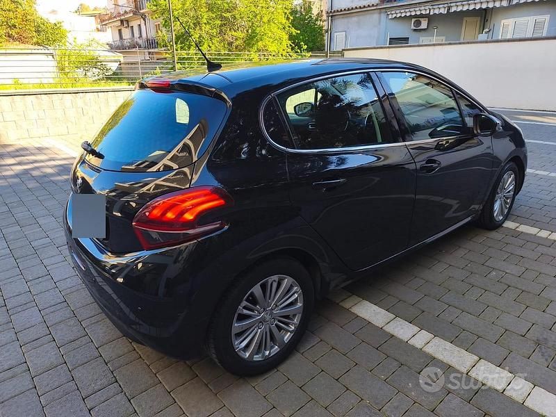 Usata Peugeot 208 101 CV (74 kW) 2019 Nero Utilitaria