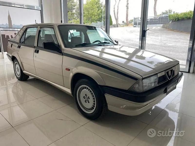 Usata Alfa Romeo 75 148 CV (108 kW) 1988 Beige Berlina