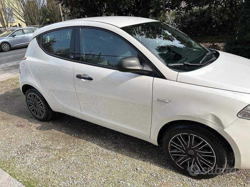 Usata Lancia Ypsilon 69 CV (50 kW) 2019 Bianco Utilitaria