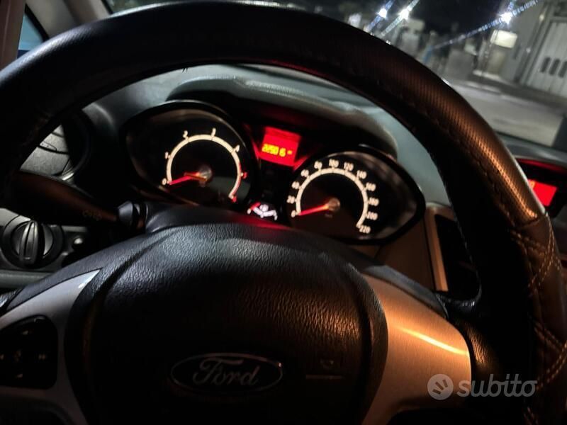 Blu Usata 2001 Ford Fiesta Due volumi | 3500 € - Immagine 1/4