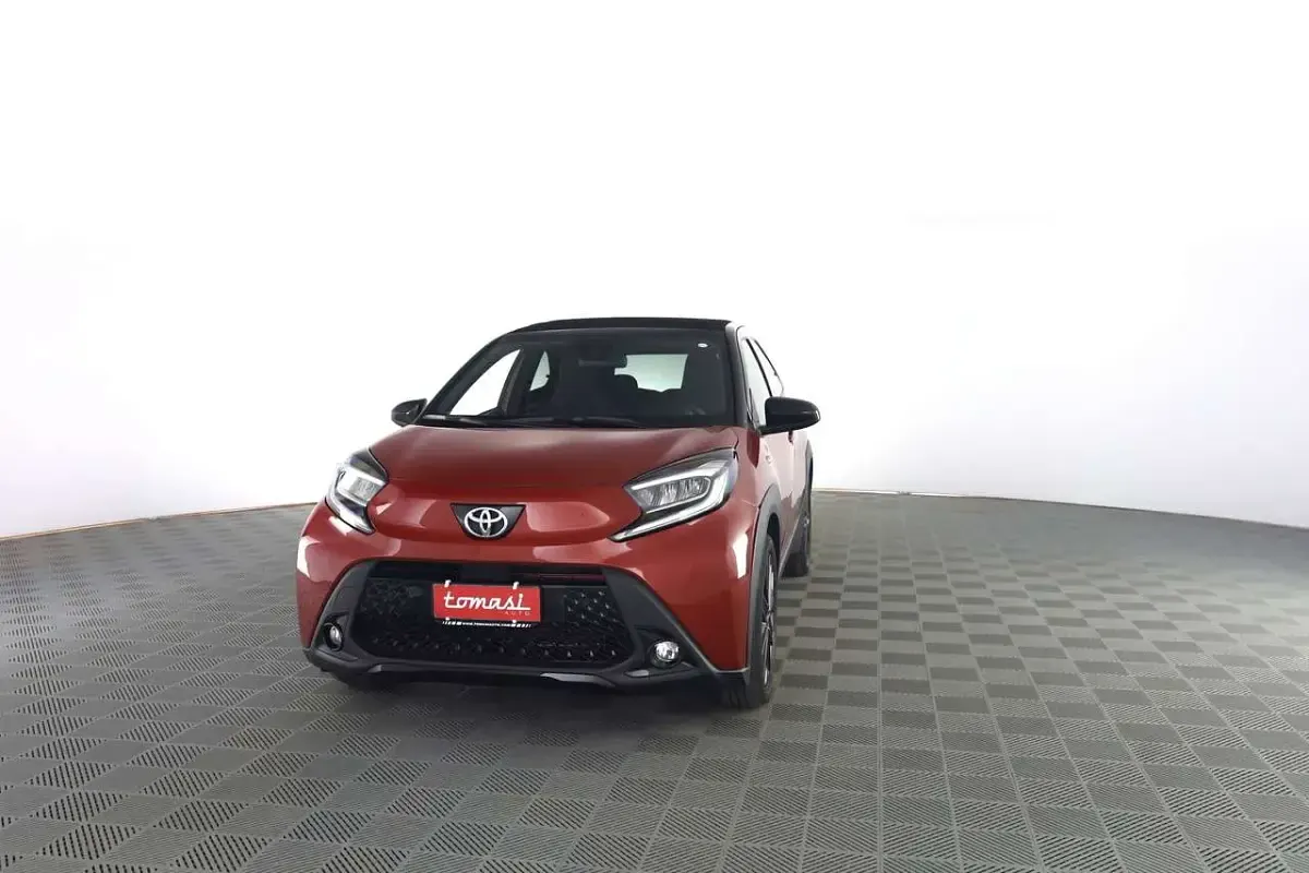 Usata Toyota Aygo X Lounge 72 CV (52 kW) 2025 Chili red/black (tetto in tela SUV