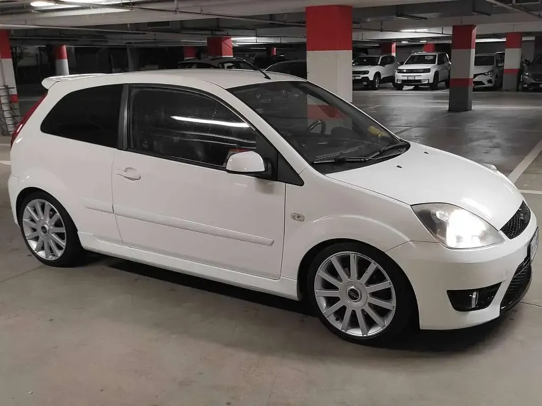Usata Ford Fiesta ST 150 CV (110 kW) 2006 Bianco Utilitaria