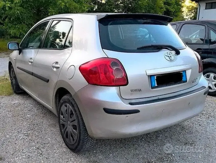 Usata Toyota Auris 90 CV (66 kW) 2007 Grigio Utilitaria