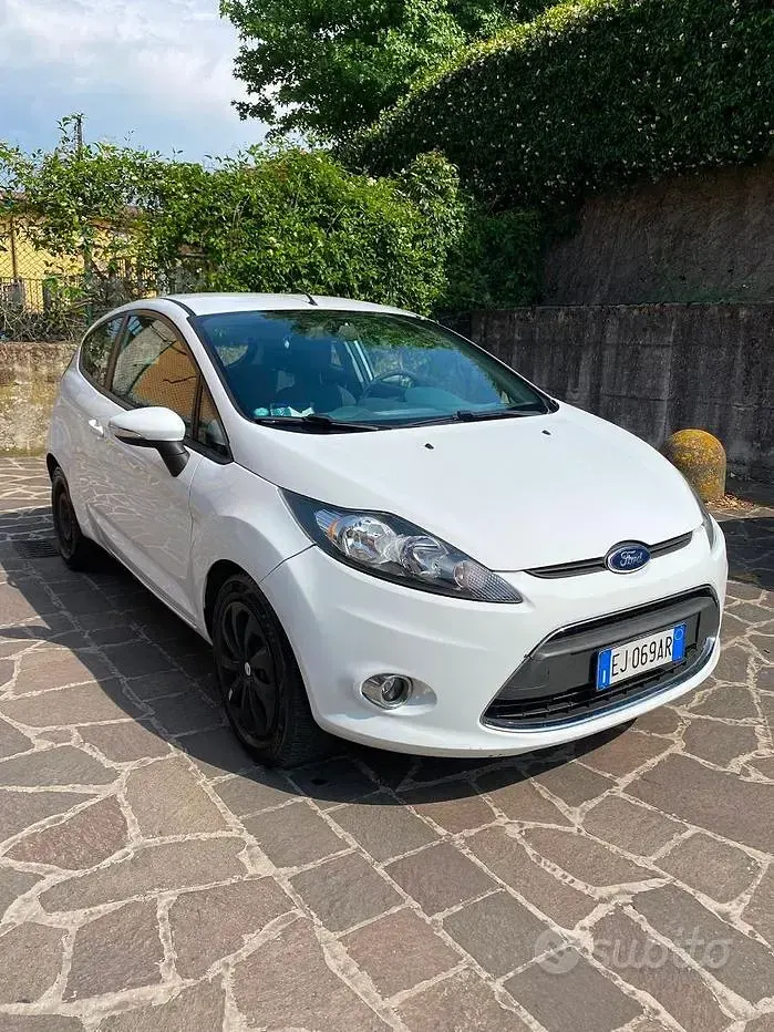 Usata Ford Fiesta 70 CV (51 kW) 2011 Bianco Berlina