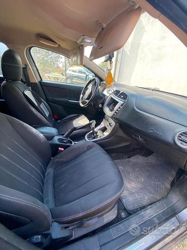 Usado Lancia Delta 109 CV (80 kW) 2008 Gris Utilitario