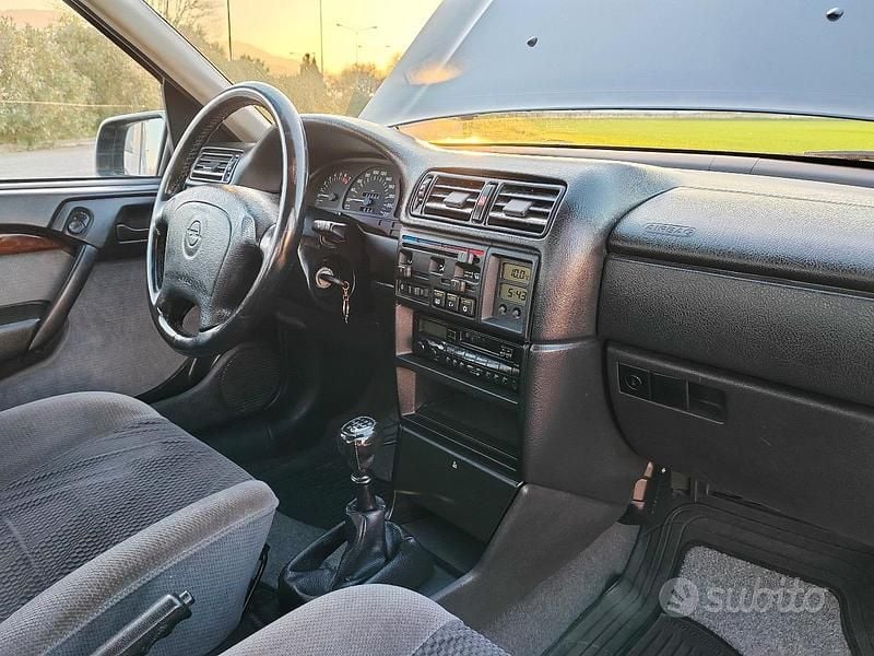Usata Opel Vectra 71 CV (52 kW) 1994 Blu Berlina