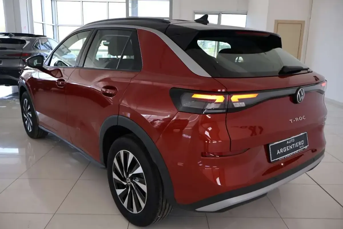 Nuova VW T-Roc Life 116 CV (85 kW) 2026 Red flame met/tetto nero SUV