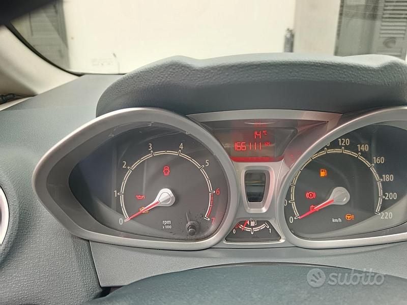 Usata Ford Fiesta 97 CV (71 kW) 2009 Bianco Berlina