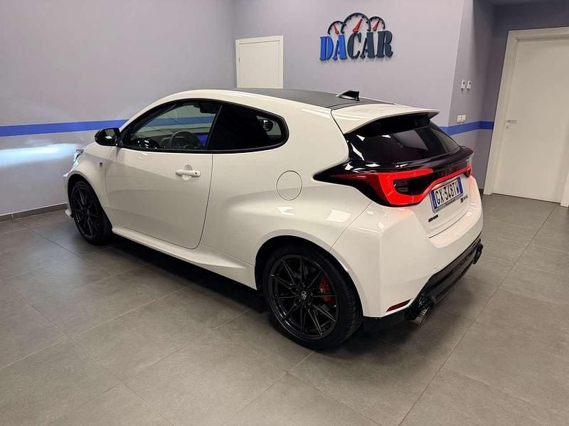 Usata Toyota Yaris 280 CV (205 kW) 2025 Bianca Utilitaria