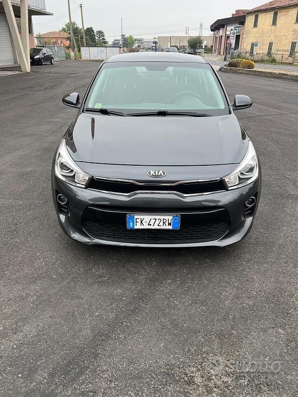 Usata Kia Rio Active 78 CV (57 kW) 2017 Nero Berlina