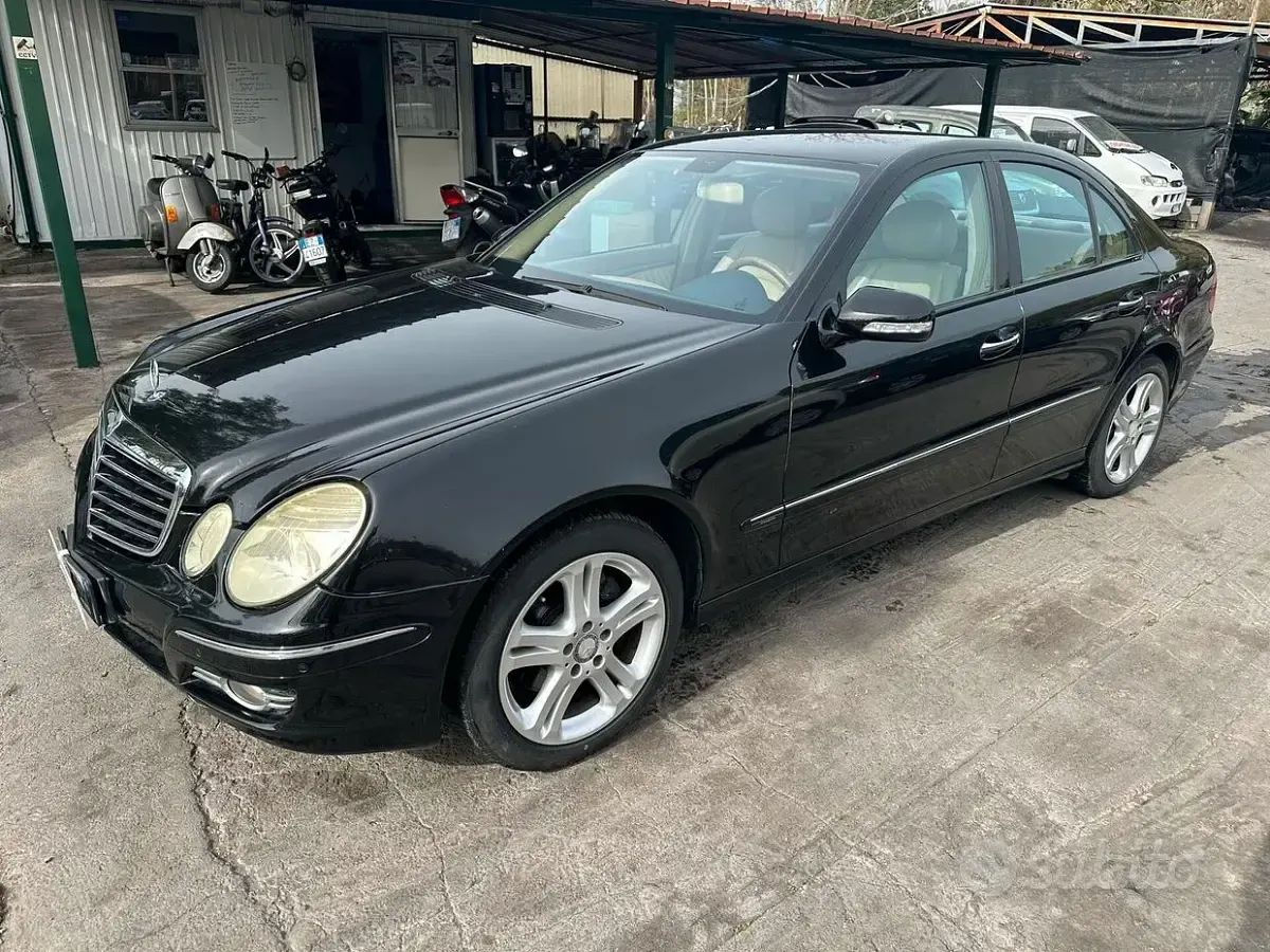 Usado Mercedes E320 224 CV (164 kW) 2008 Negro Berlina