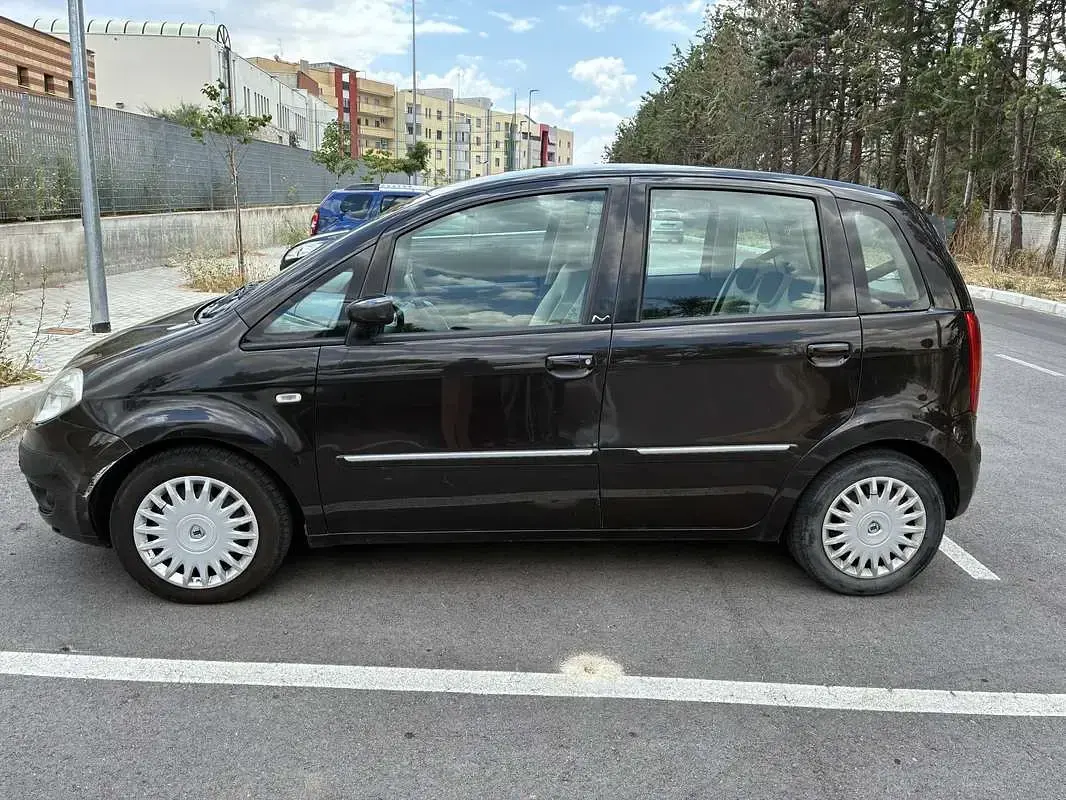 Usata Lancia Musa 95 CV (69 kW) 2006 Marrone Monovolume