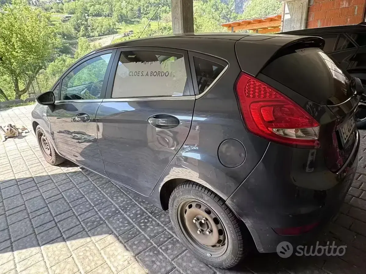 Usata Ford Fiesta 70 CV (51 kW) 2012 Berlina