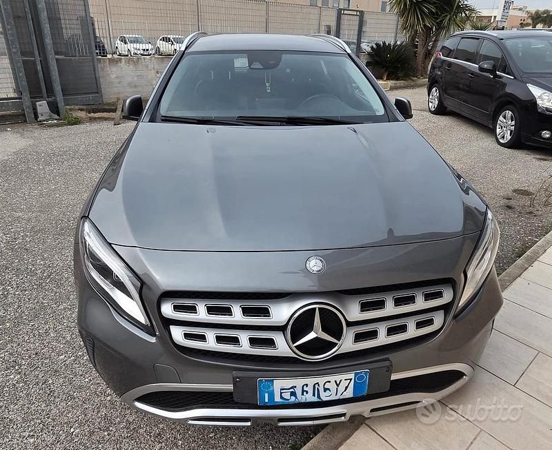 Usata Mercedes GLA220 130 CV (95 kW) 2017 Grigio SUV