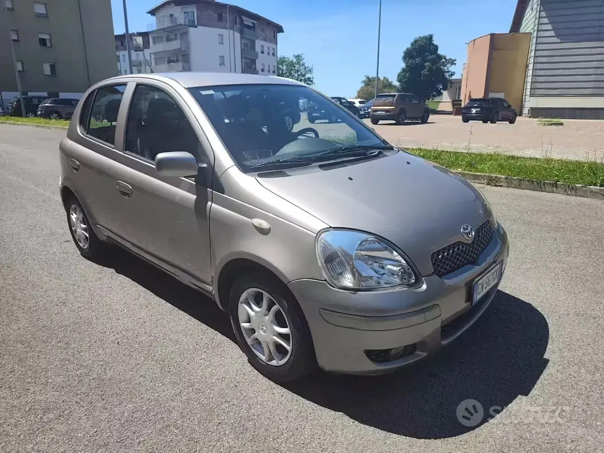Usata Toyota Yaris 65 CV (47 kW) 2005 Grigio Berlina