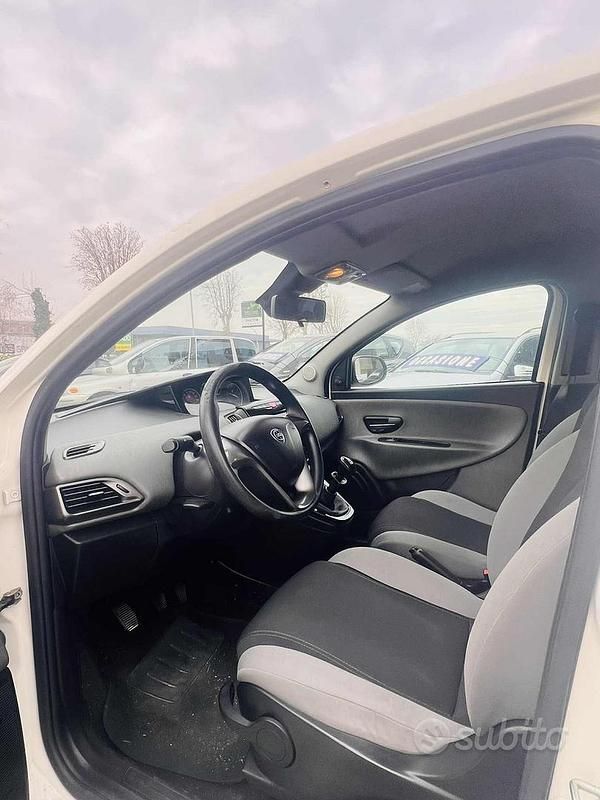 Usata Lancia Ypsilon Gold 69 CV (50 kW) 2014 Bianco Utilitaria