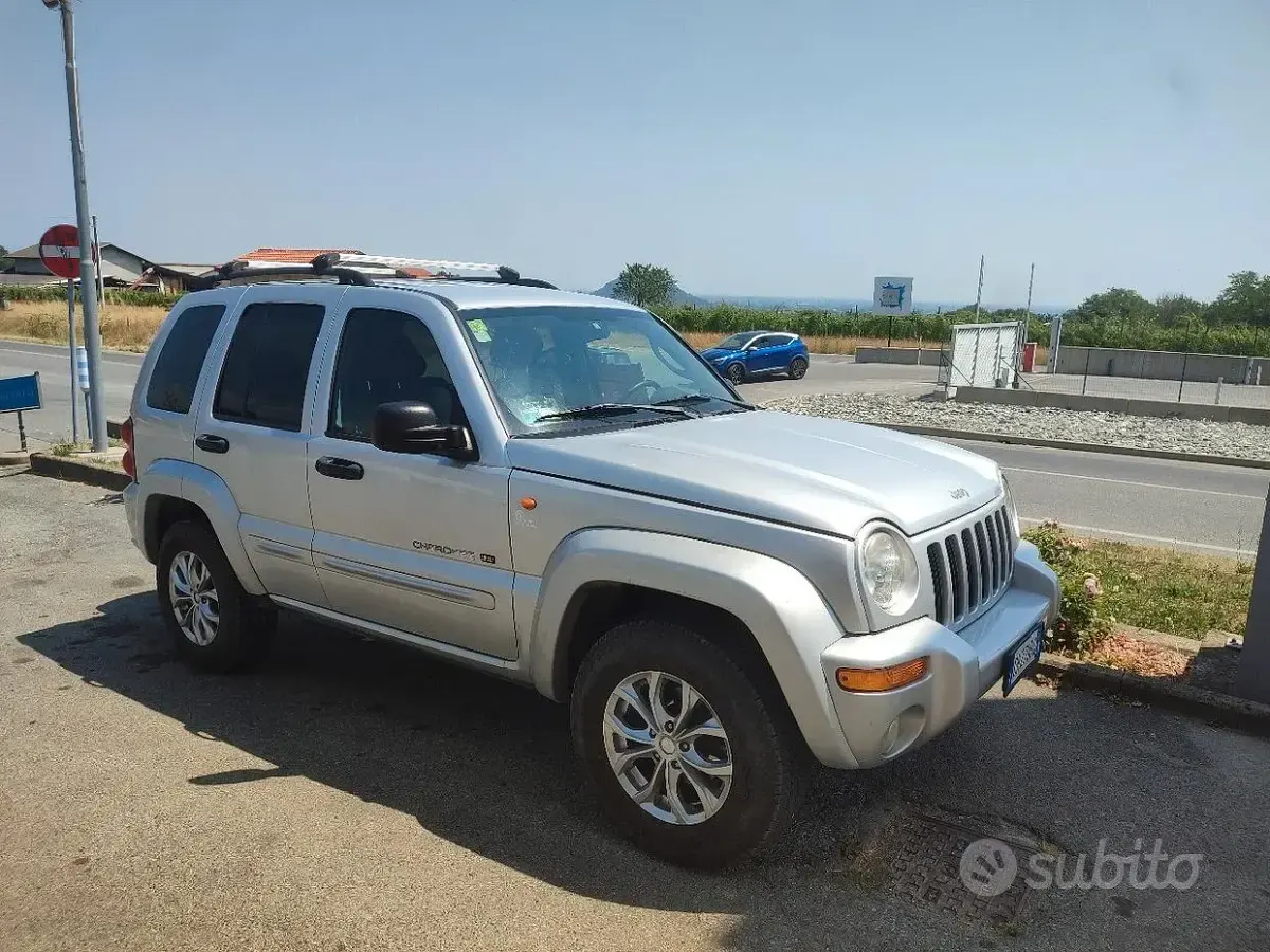 Usata Jeep Cherokee 80 CV (58 kW) 2003 Grigio SUV