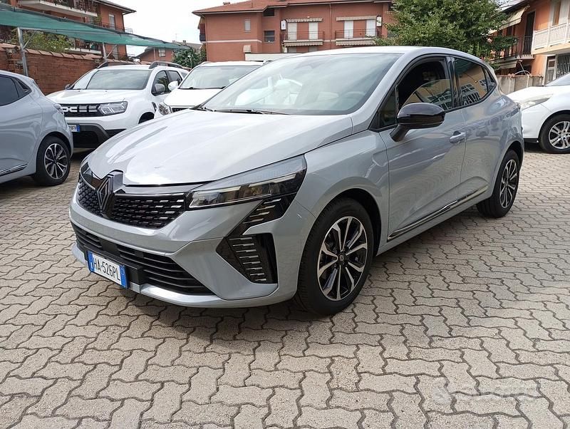 Grigio Nuova 2025 Renault Clio V Techno Due volumi | 19.500 € (Buon prezzo) - Immagine 1/4
