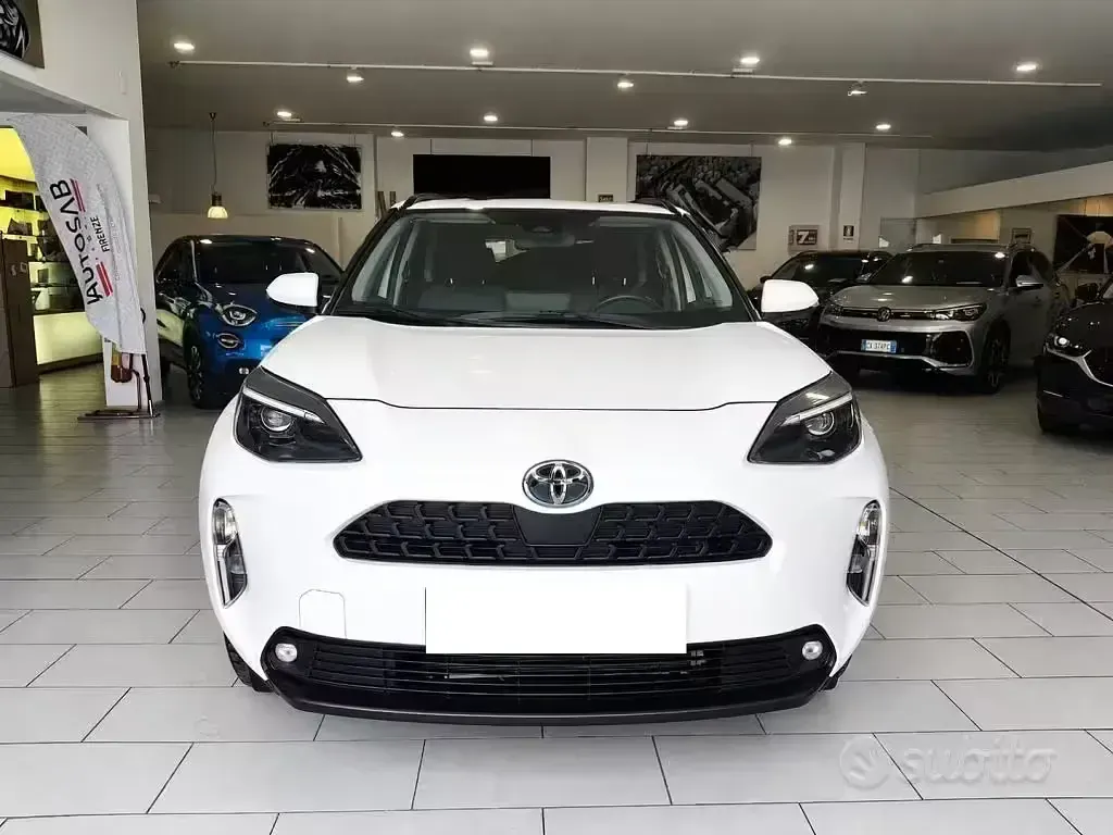 Usata Toyota Yaris Cross Lounge 92 CV (67 kW) 2023 Bianco SUV