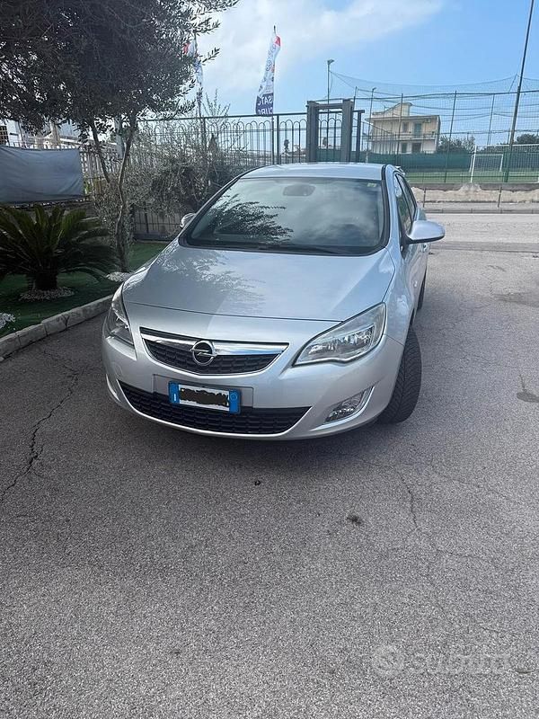 Usata Opel Astra 60 CV (44 kW) 2011 Grigio Berlina