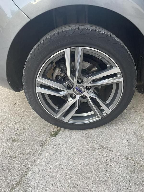 Usata Volvo V40 120 CV (88 kW) 2019 Grigio Berlina
