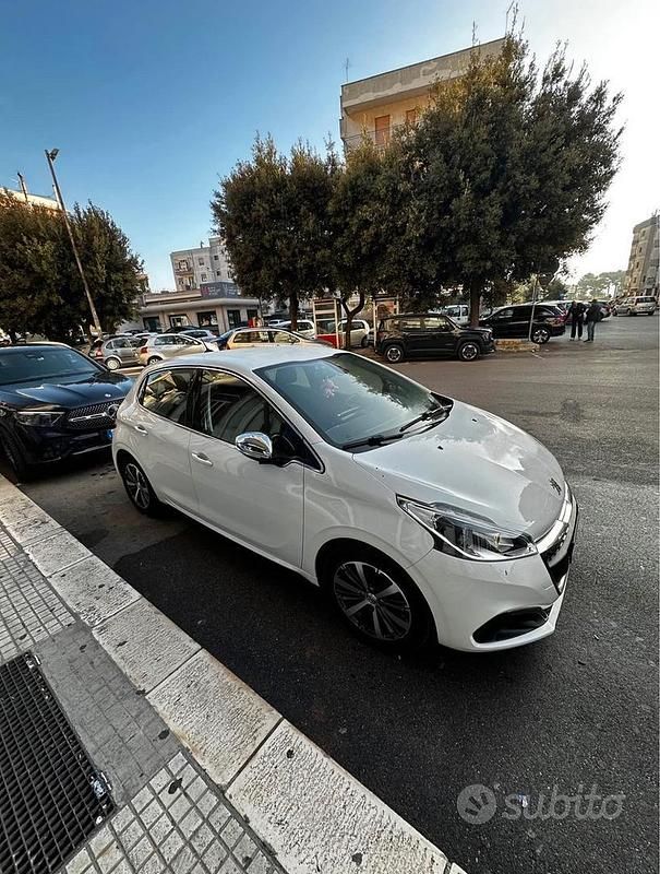 Usata Peugeot 208 Allure 82 CV (60 kW) 2018 Utilitaria