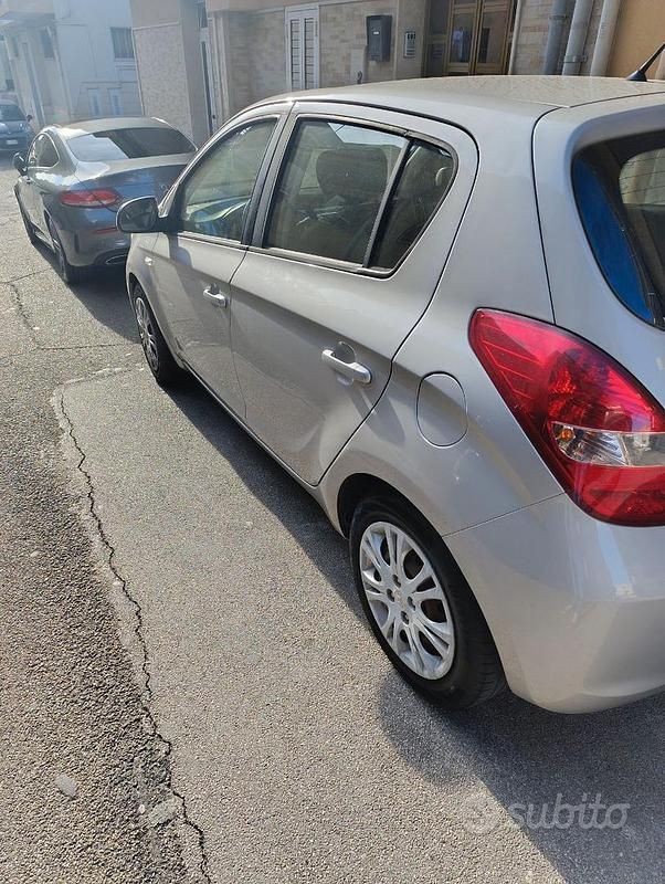 Usata Hyundai i20 78 CV (57 kW) 2012 Grigio Berlina