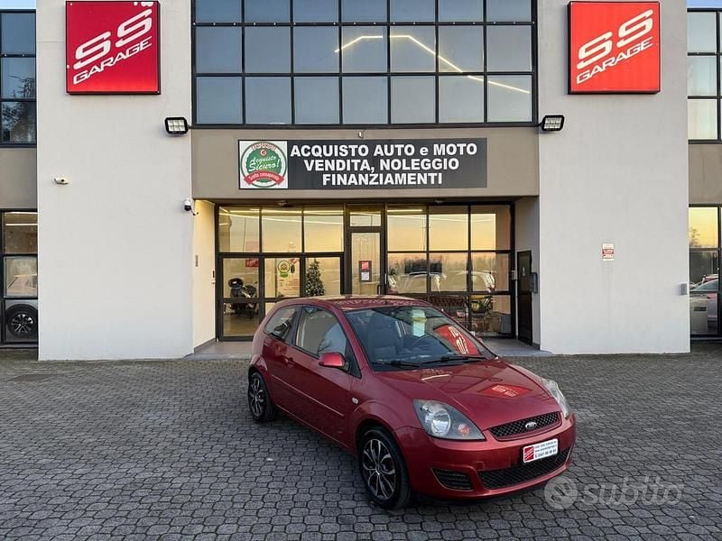 Usata Ford Fiesta Ghia 75 CV (55 kW) 2008 Rosso Utilitaria