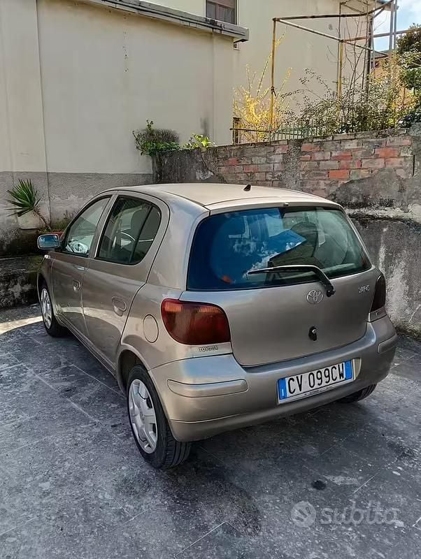 Usata Toyota Yaris Sol 75 CV (55 kW) 2005 Grigio Berlina