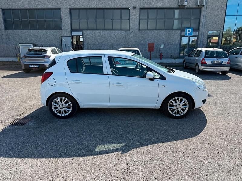 Usata Opel Corsa Club 80 CV (58 kW) 2010 Bianco Berlina