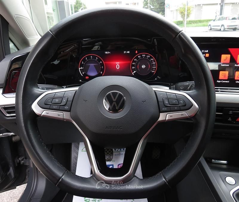 Usata VW Golf VIII Life 110 CV (80 kW) 2022 Grigio urano Berlina