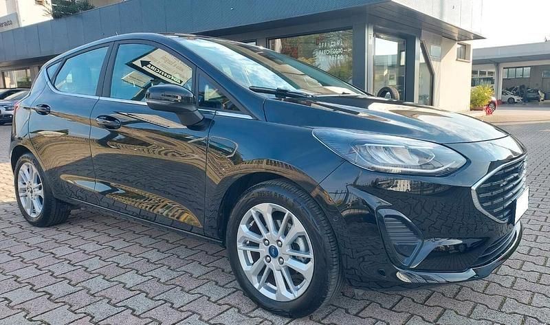 Nero Usata 2023 Ford Fiesta Titanium Due volumi | 15.000 € (Buon prezzo) - Immagine 1/4