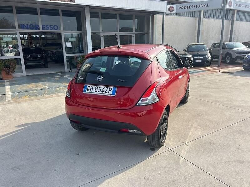 Usata Lancia Ypsilon Silver 70 CV (51 kW) 2022 Rosso Utilitaria