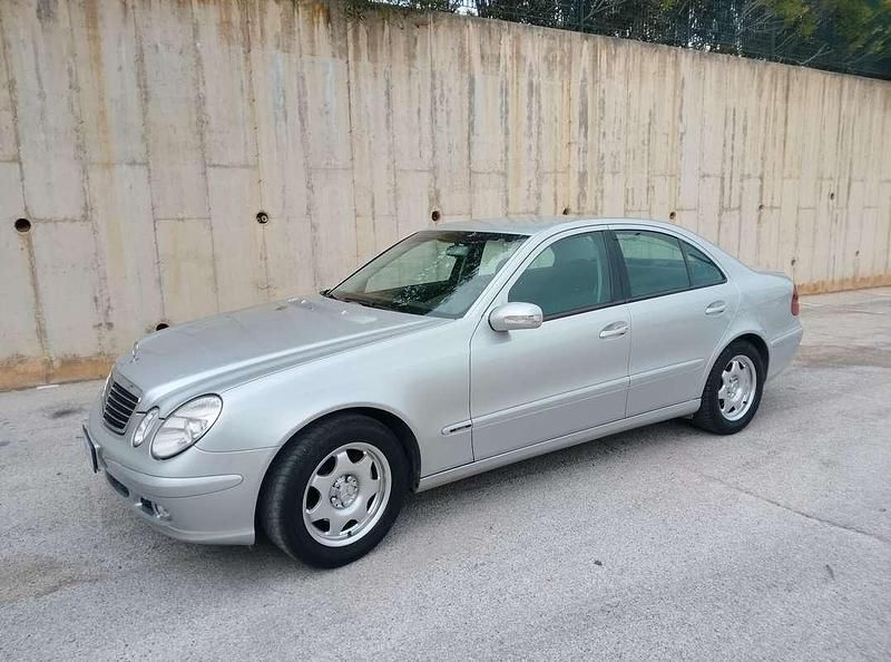 Usata Mercedes E220 Classic 150 CV (110 kW) 2002 Berlina