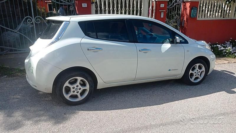 Usata Nissan Leaf Acenta 50 kW (68 CV) 2012 Bianco Utilitaria