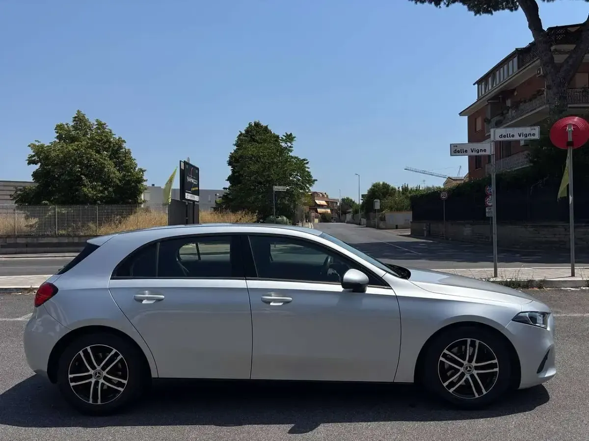 Usata Mercedes A180 Business 136 CV (100 kW) 2021 Argento Berlina