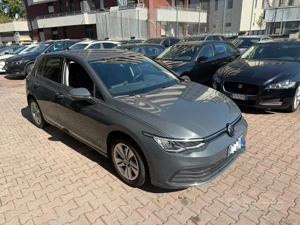 Usata VW Golf VIII Life 131 CV (96 kW) 2021 Grigio Berlina