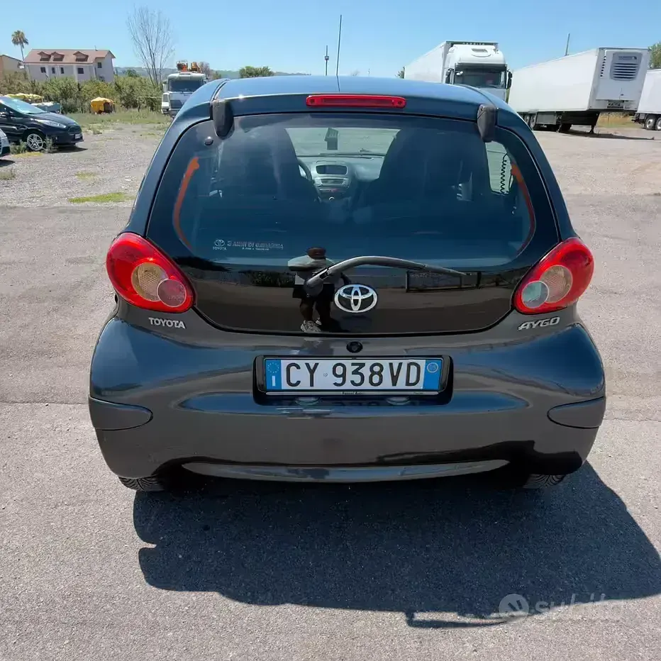 Usata Toyota Aygo 68 CV (50 kW) 2005 Grigio Utilitaria