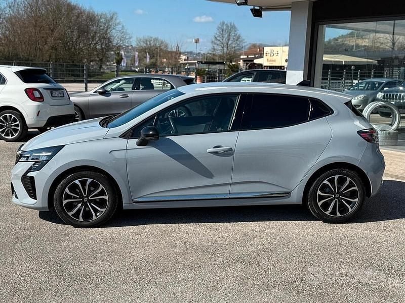 Usata Renault Clio V 100 CV (73 kW) 2024 Grigio Berlina