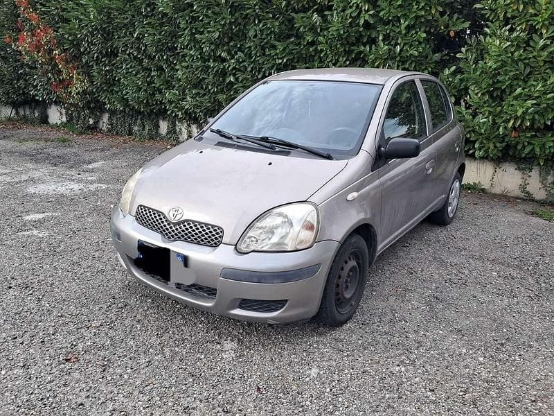 Usata Toyota Yaris 65 CV (47 kW) 2004 Grigio Utilitaria