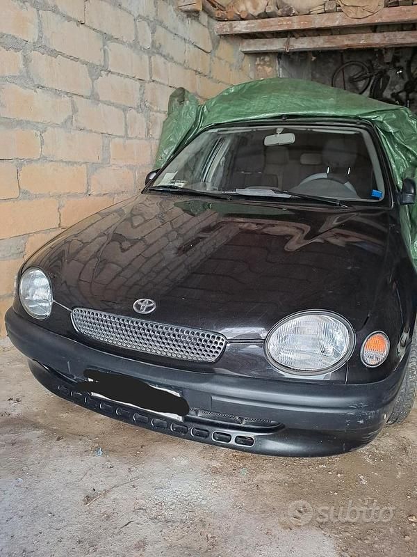Usata Toyota Corolla 86 CV (63 kW) 1998 Nero Utilitaria