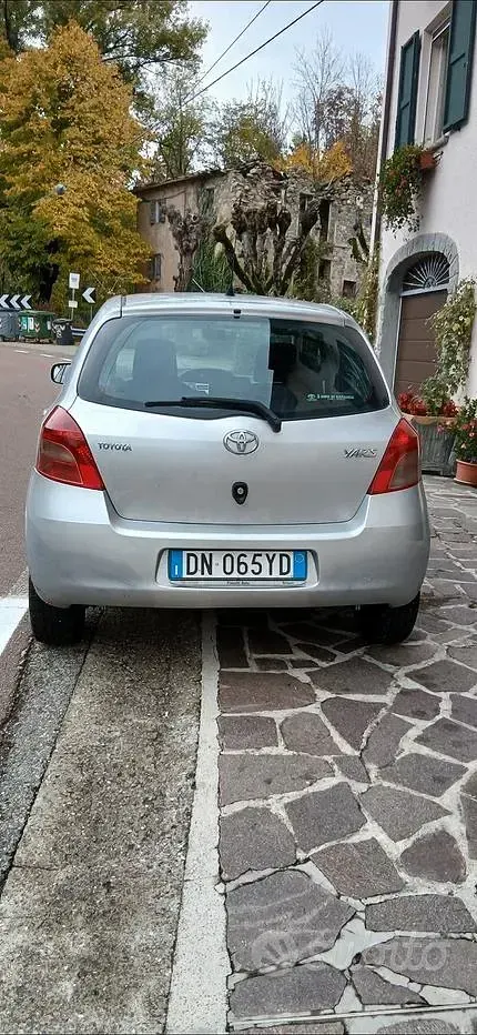 Usata Toyota Yaris Sol 87 CV (63 kW) 2008 Grigio Utilitaria